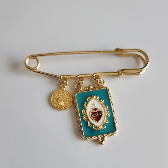 Elegant Gold and Teal Brooch with Heart Charm - Picture 2 of 4